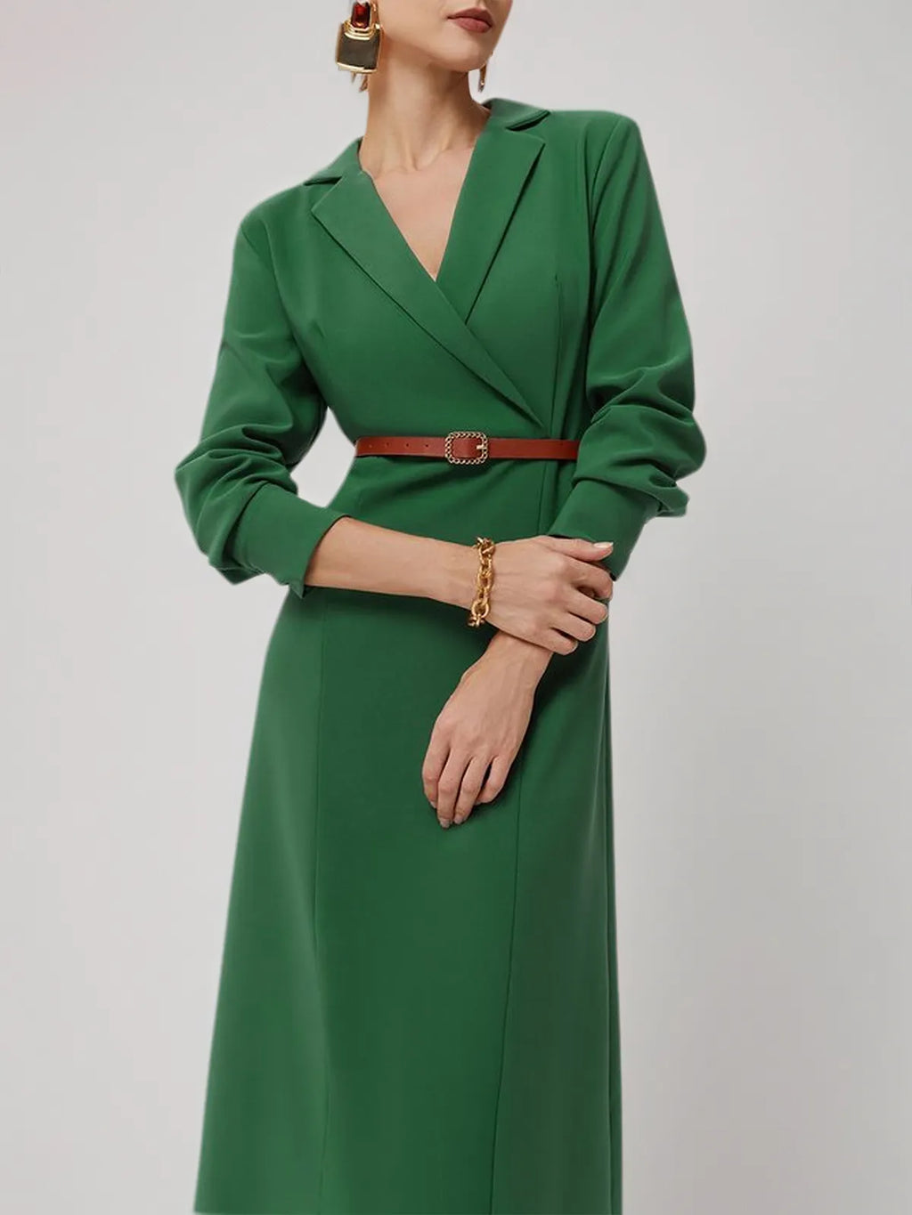Vestido midi tipo sheath/column con cuello de solapa y mangas largas verde