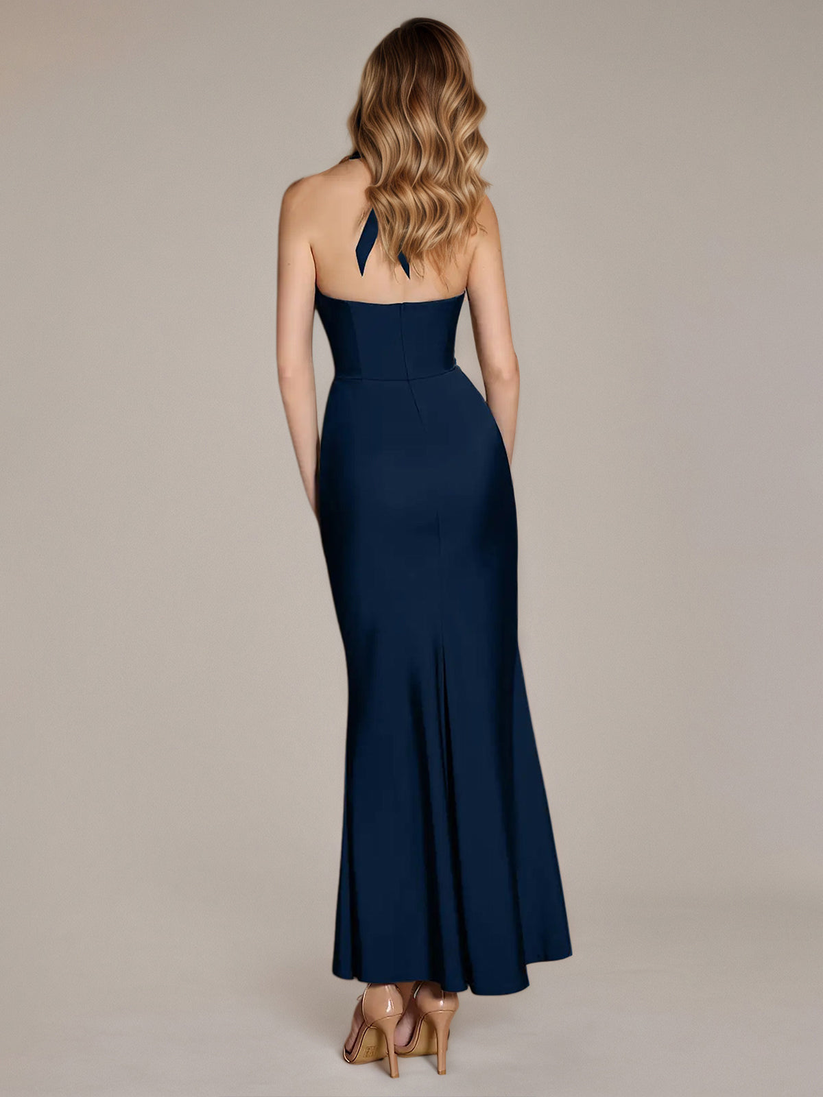 Vestido de satén azul marino tipo tubo/columna sin mangas con cuello halter y largo hasta el tobillo