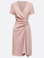 Vestido corto rosa ajustado/columnar de satén con escote en V y mangas cortas hasta la rodilla