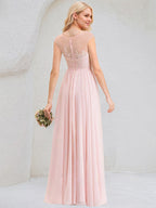 Abito da damigella rosa tenue a linea A con scollo rotondo, pizzo e chiffon lungo fino a terra