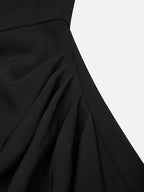 Robe midi noire classique plissée à col rond, manches courtes bouffantes et coupe fourreau