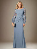 Vestido longo azul acinzentado em crepe stretch com decote redondo, mangas longas e aplicações