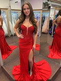 Rotes Meerjungfrauen Spaghettiträger Perlenapplikation Lang Abschlussballkleid mit Schlitz