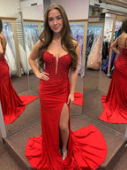 Rotes Meerjungfrauen Spaghettiträger Perlenapplikation Lang Abschlussballkleid mit Schlitz