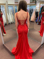 Rotes Meerjungfrauen Spaghettiträger Perlenapplikation Lang Abschlussballkleid mit Schlitz