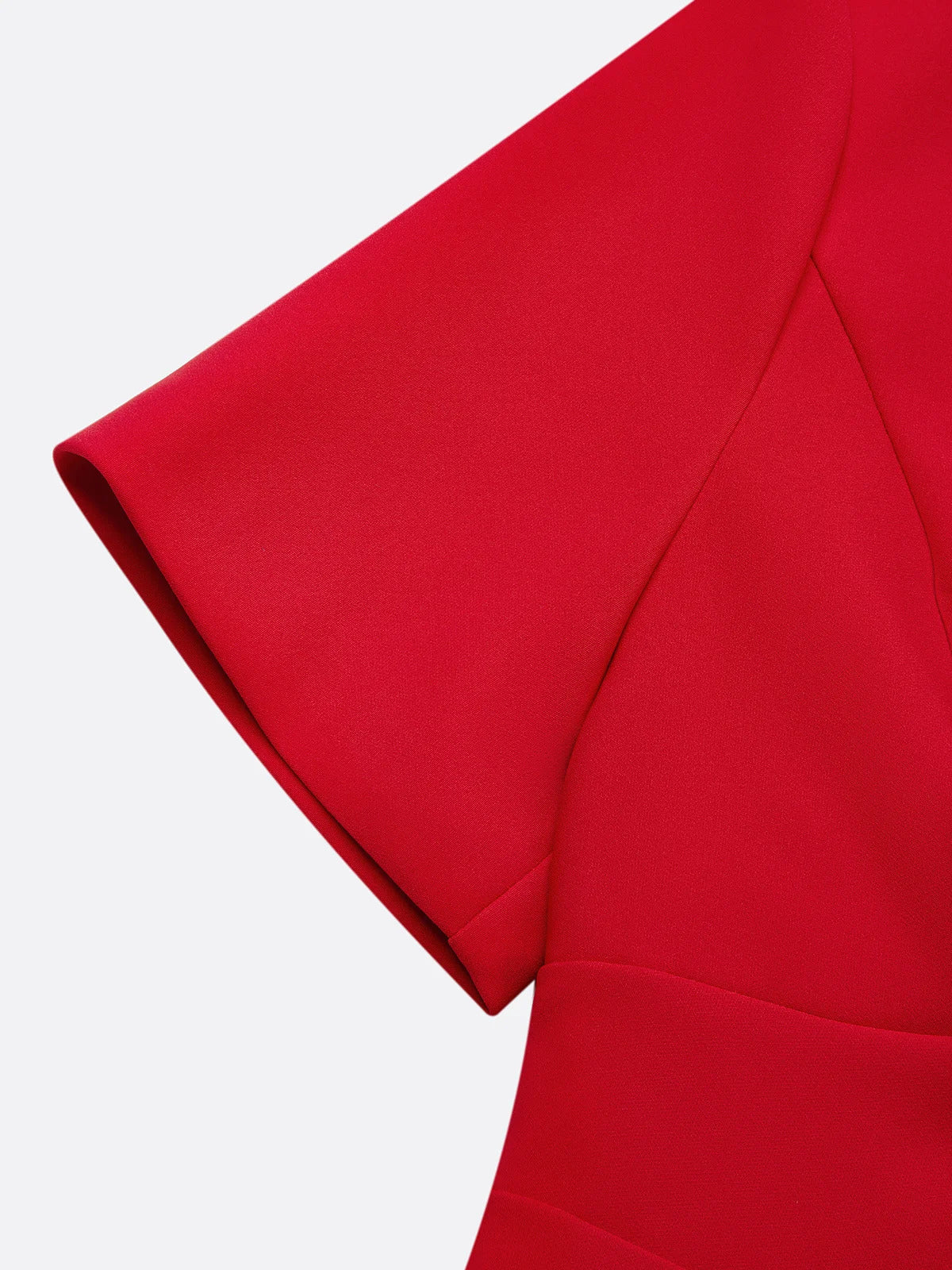 Vestido rojo de corte columna de crepé elástico con escote redondo y mangas cortas, largo hasta la media pierna