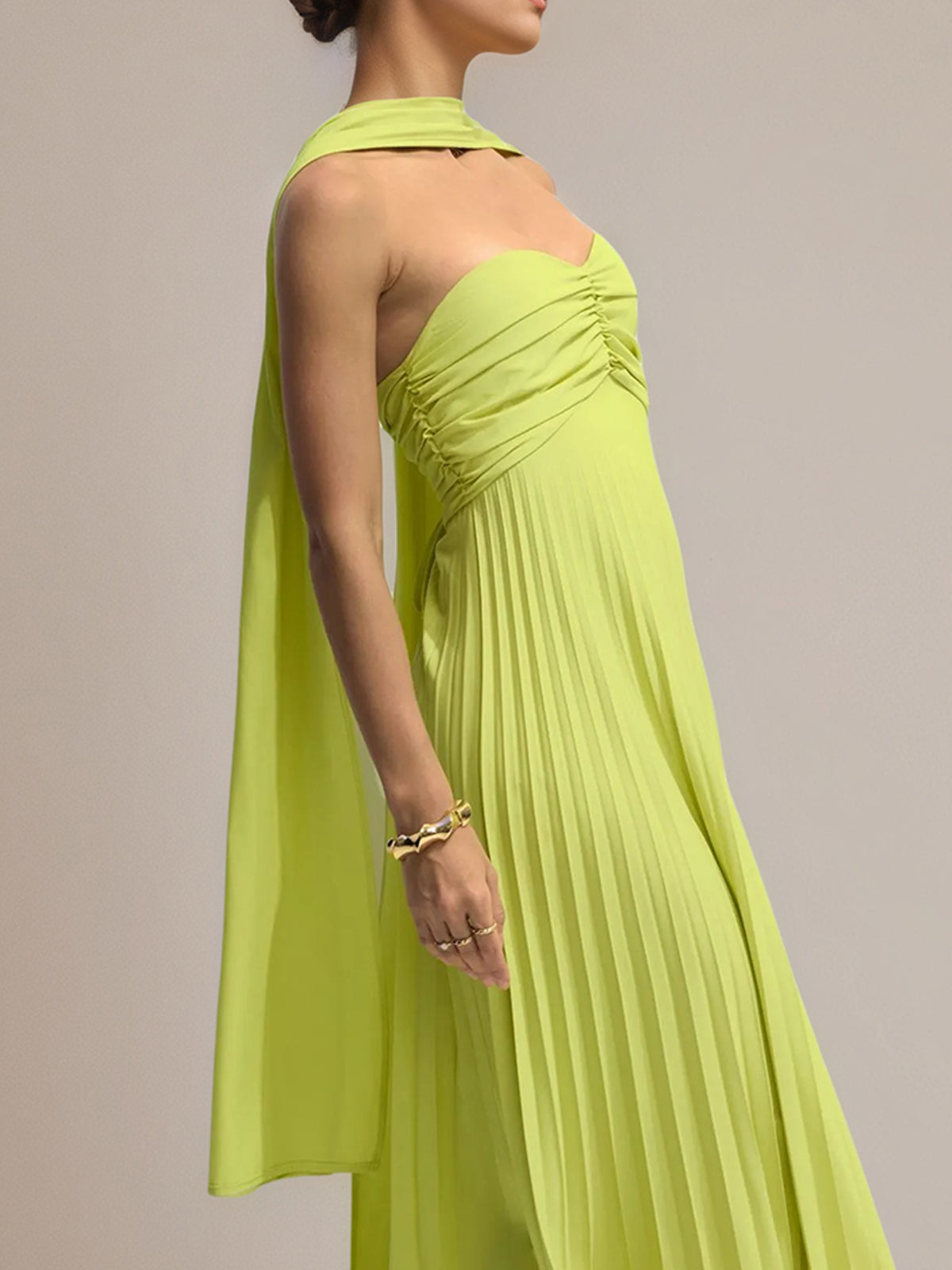 Vestido largo plisado de gasa verde con línea A, off shoulder y sin mangas