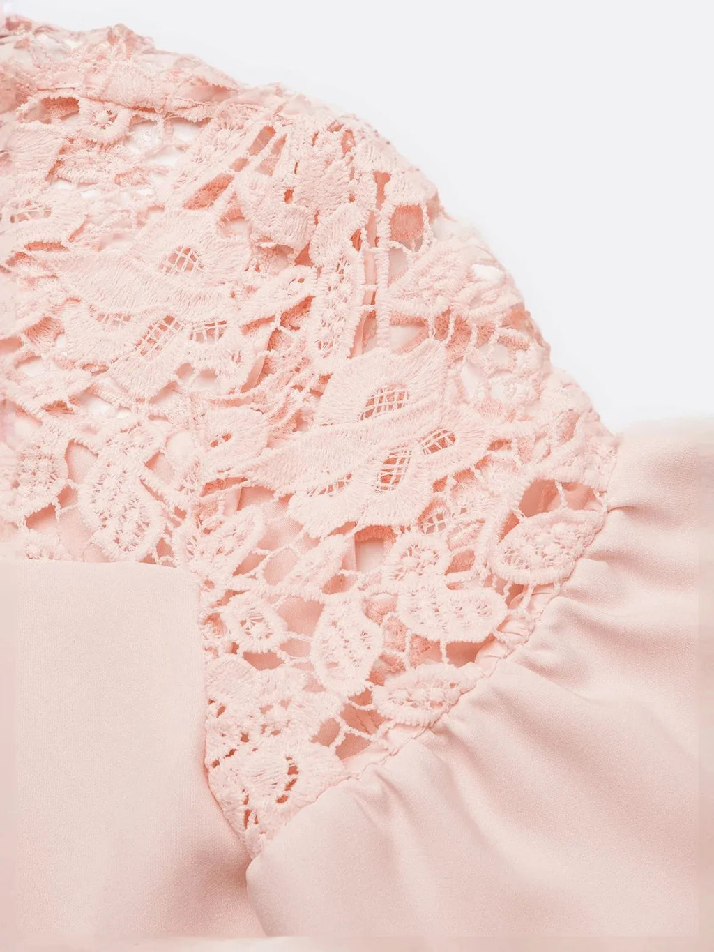 Vestido midi ajustado rosa con encaje, cuello redondo clásico, manga corta y manga globo