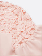 Vestido midi ajustado rosa con encaje, cuello redondo clásico, manga corta y manga globo