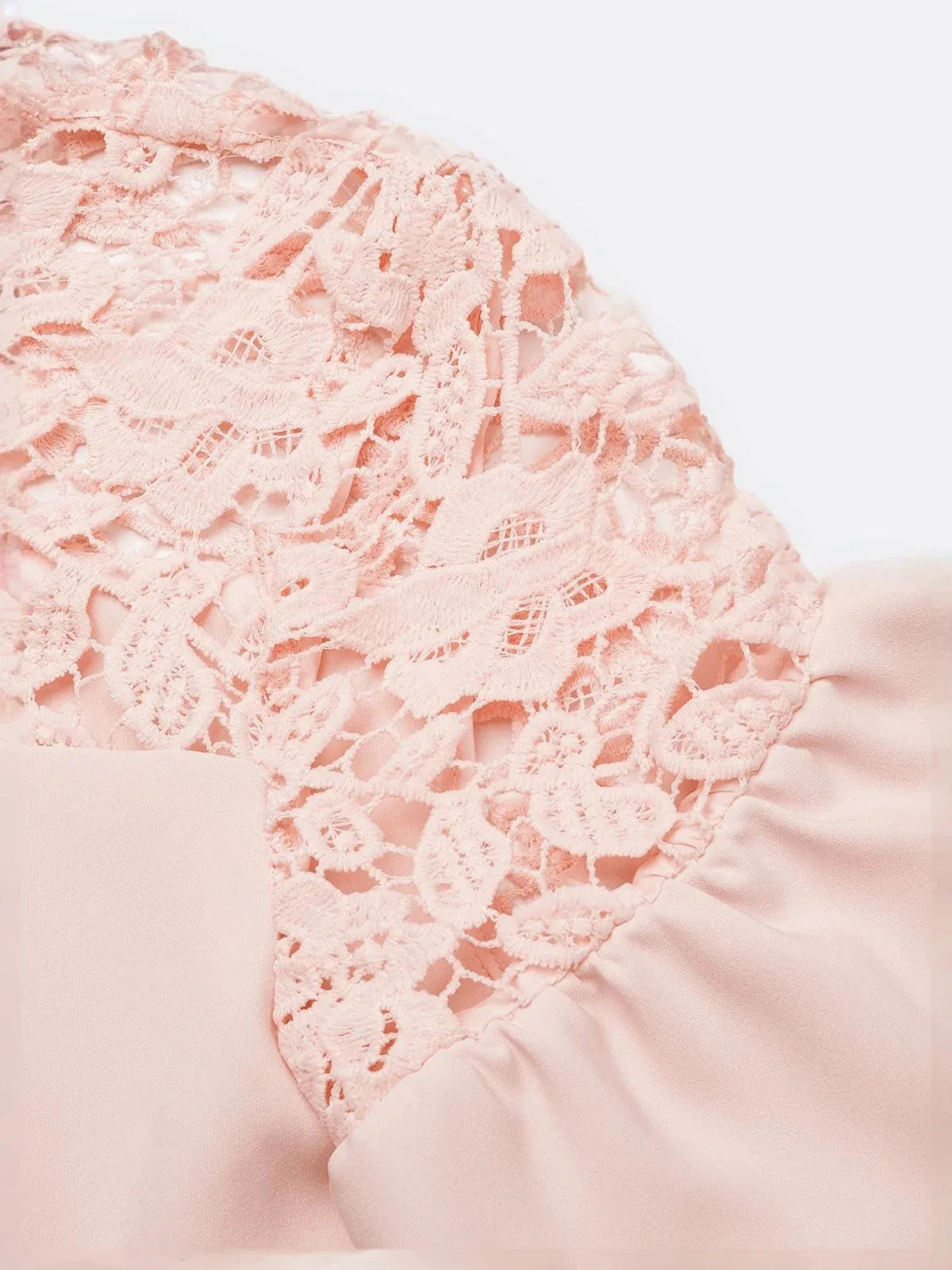 Vestido midi ajustado rosa con encaje, cuello redondo clásico, manga corta y manga globo