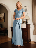 Robe longue en satin en ligne A avec col en V, manches courtes et appliques
