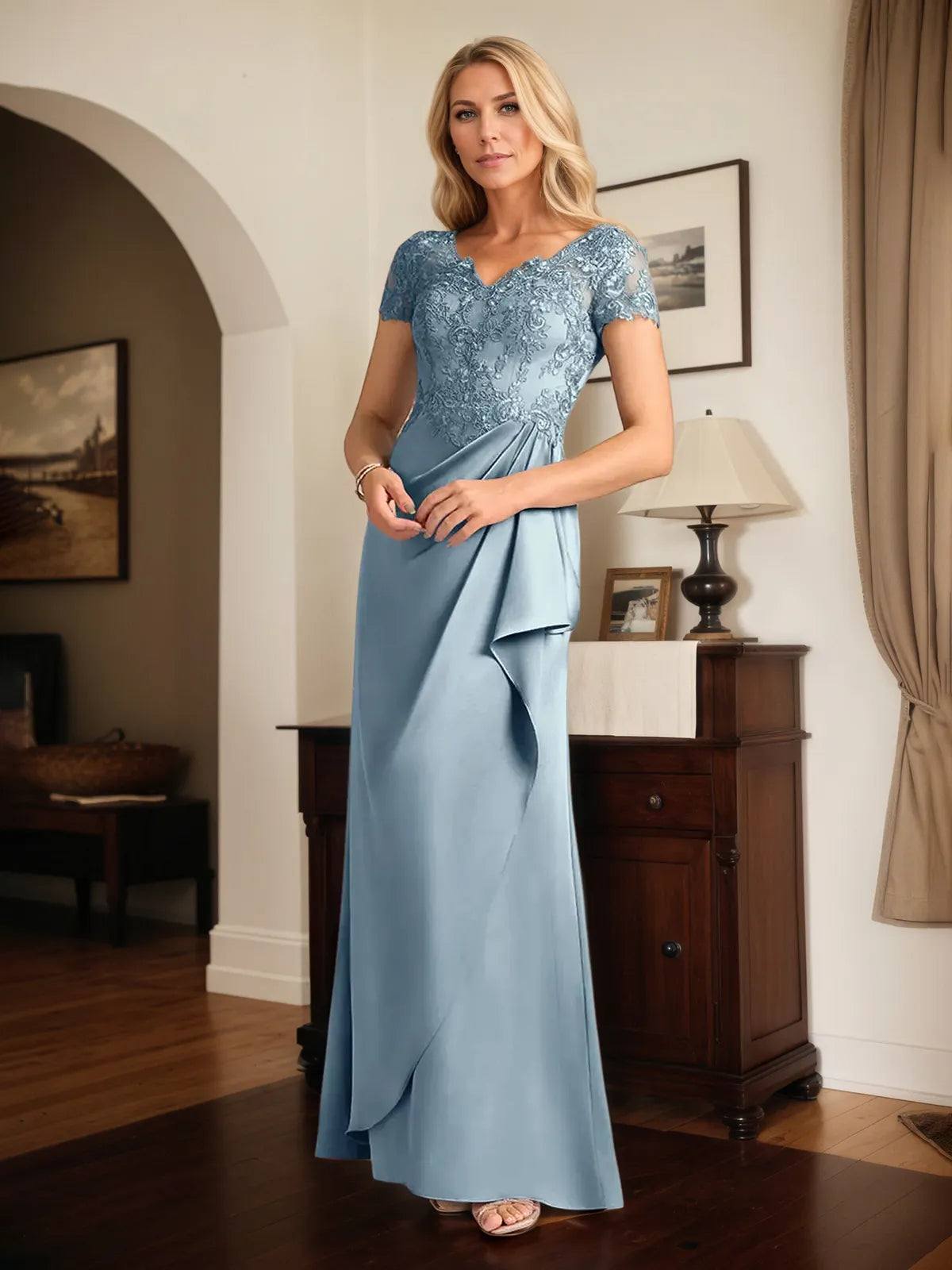 Robe longue en satin en ligne A avec col en V, manches courtes et appliques