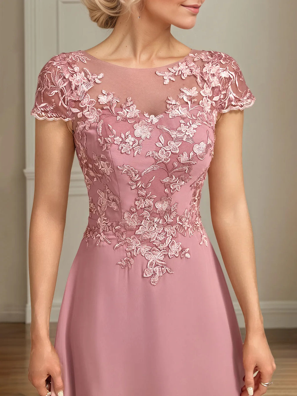Vestido de mãe da noiva em chiffon corte evasê com decote redondo e aplicações