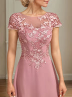 Vestido de mãe da noiva em chiffon corte evasê com decote redondo e aplicações