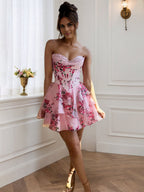 Vestido curto para festa de formatura evasê tomara que caia com decote coração, apliques e camadas