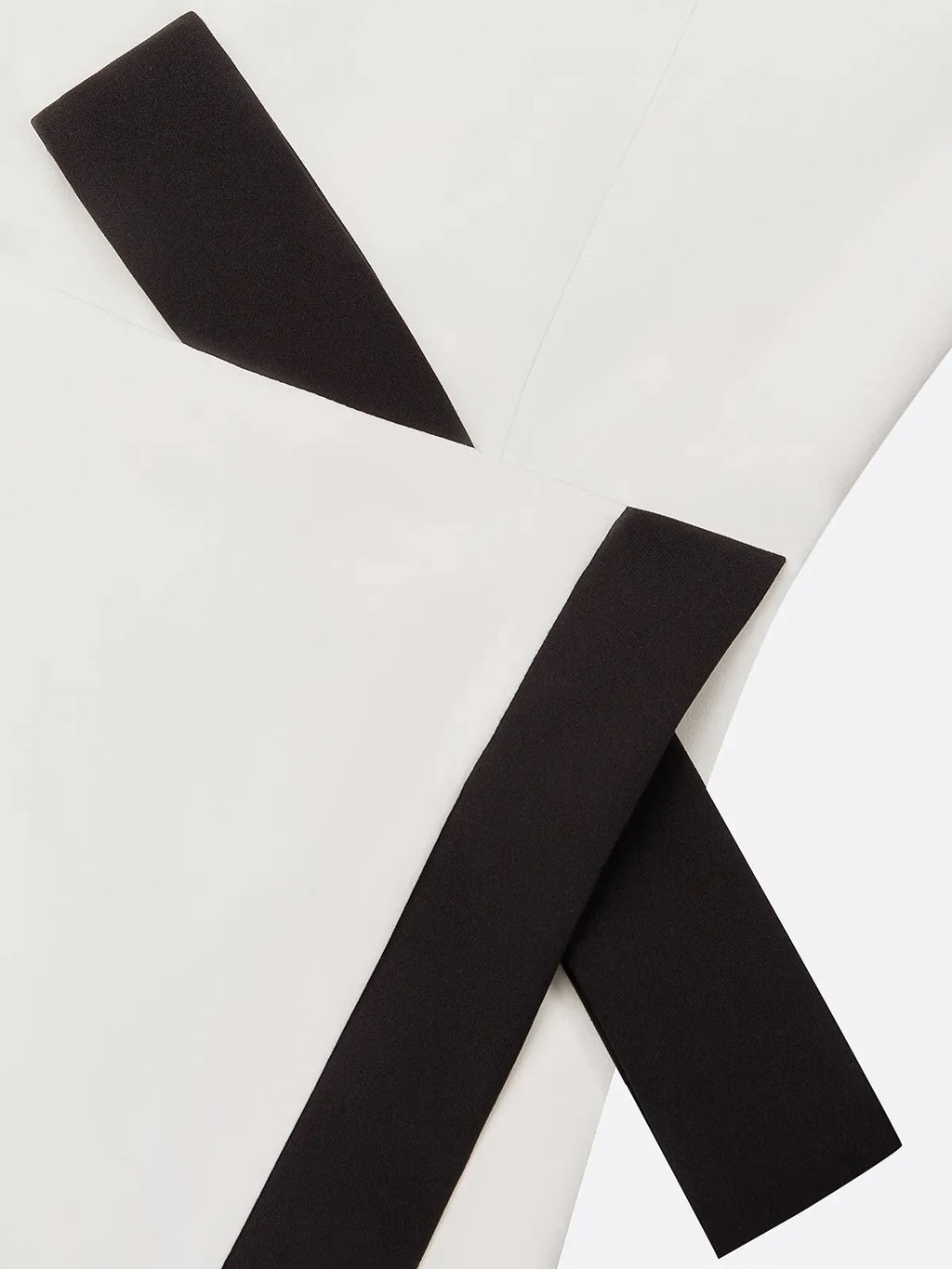 Vestido longo branco clássico com gola redonda, sem mangas e detalhes em piping