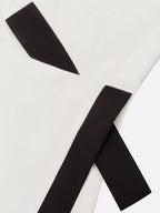 Vestido longo branco clássico com gola redonda, sem mangas e detalhes em piping