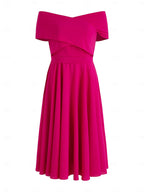 Vestido curto de mãe da noiva em crepe stretch fúcsia, linha A, ombro a ombro e mangas curtas, comprimento chá