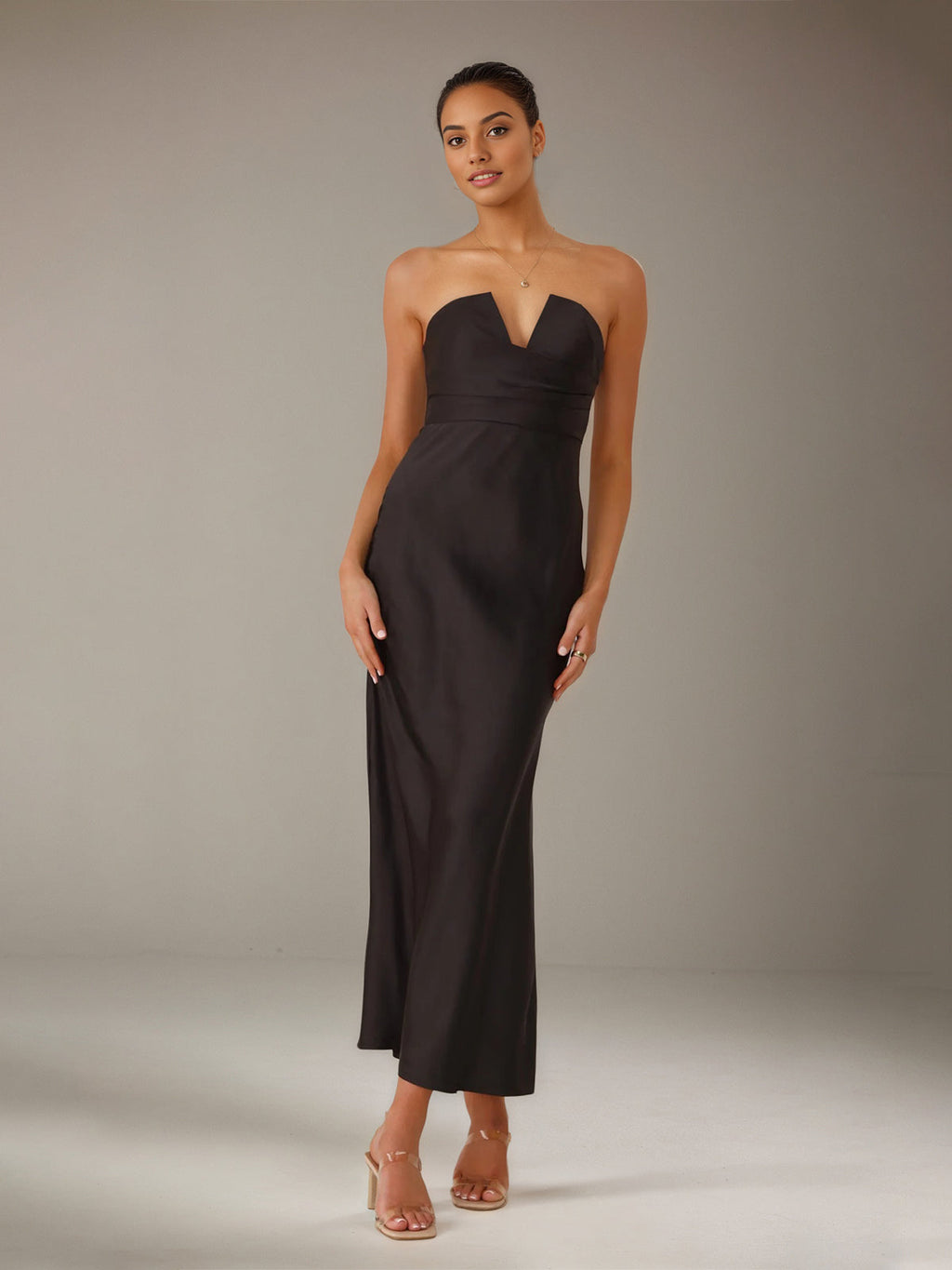 Vestido Longo Preto em Cetim Modelo Tubinho/Coluna com Decote em V e Comprimento no Tornozelo para Madrinhas