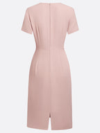 Vestido corto rosa ajustado/columnar de satén con escote en V y mangas cortas hasta la rodilla