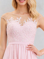 Abito da damigella rosa tenue a linea A con scollo rotondo, pizzo e chiffon lungo fino a terra