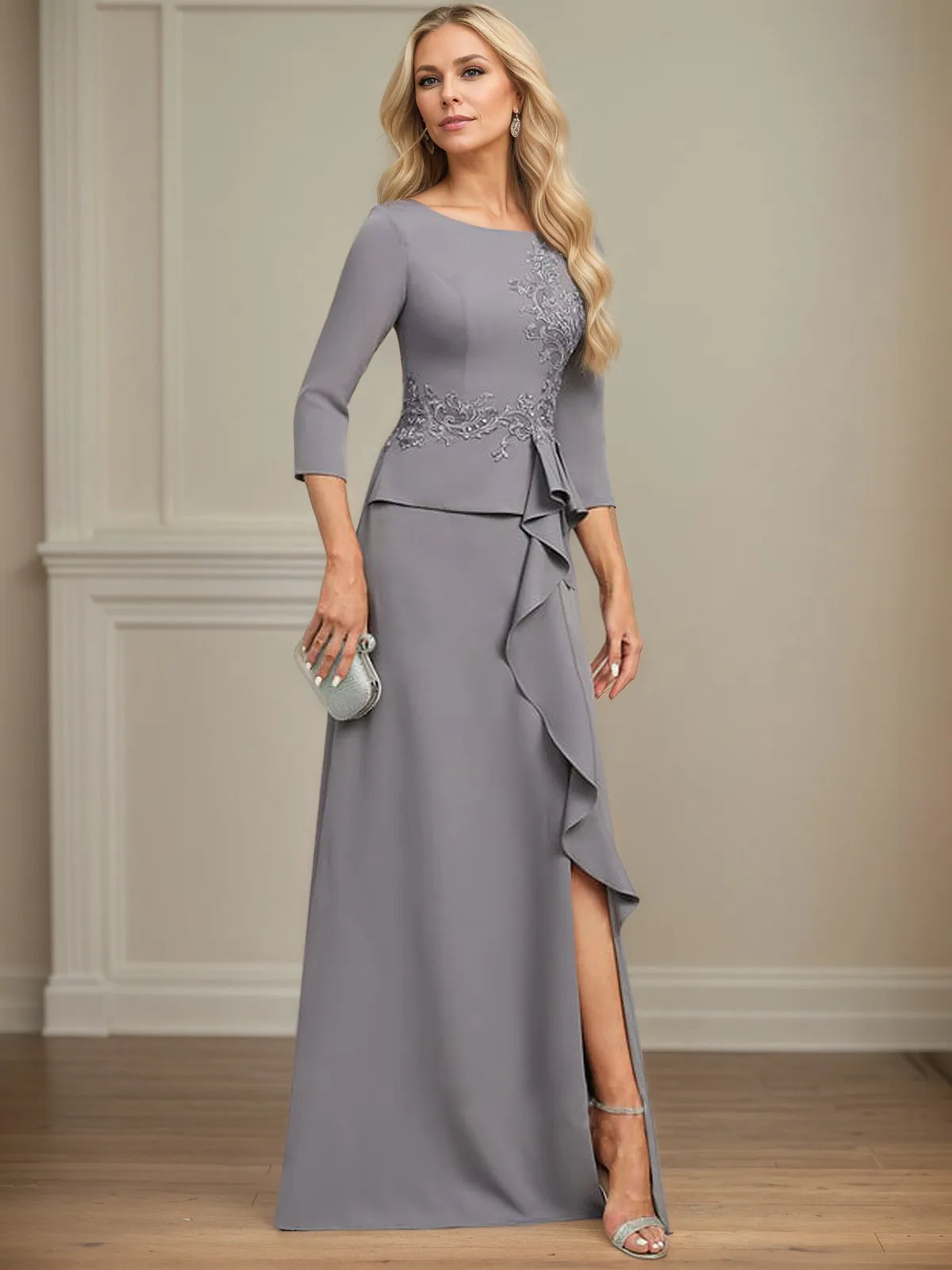 Eng anliegendes bodenlanges Kleid aus Stretch-Crêpe mit Rundhalsausschnitt, Säulenschnitt und kaskadierenden Rüschen-Applikationen