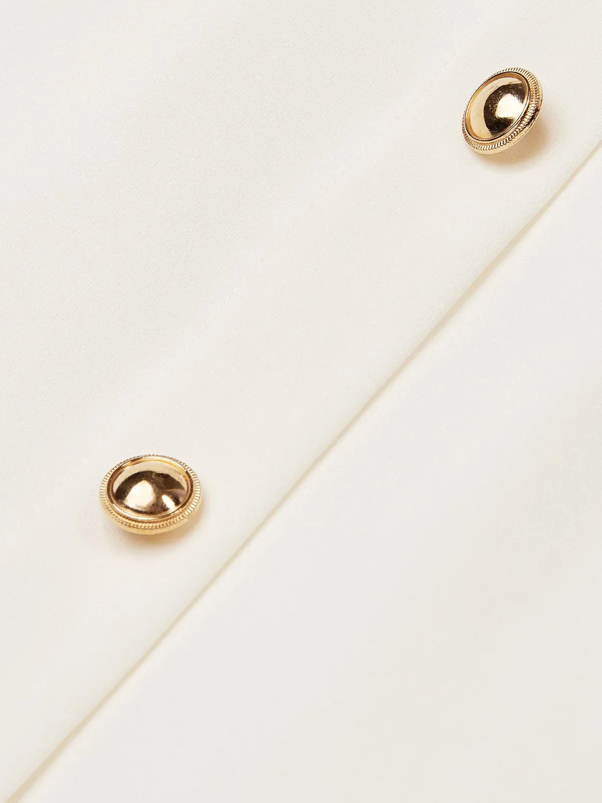 Abito midi classico bianco con scollo rotondo, maniche corte e fibbia