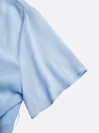 Vestido largo azul claro de gasa fruncida con cuello redondo y mangas cortas en línea A