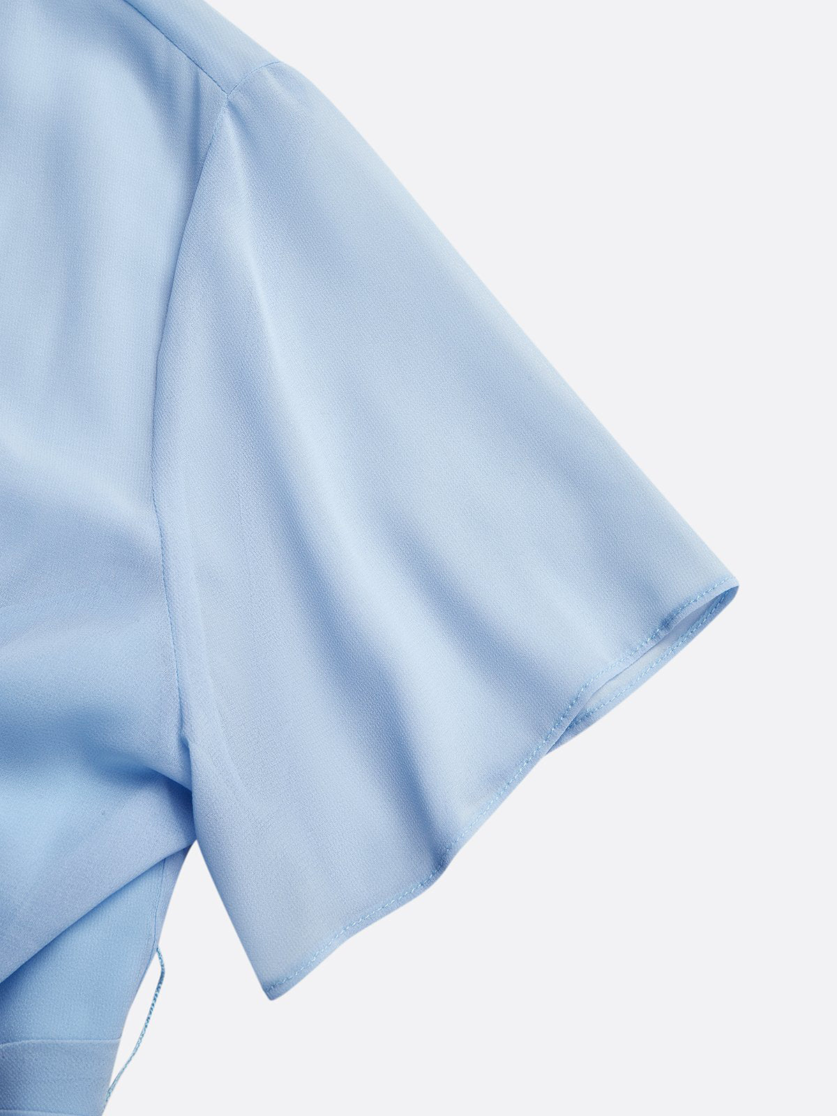Vestido largo azul claro de gasa fruncida con cuello redondo y mangas cortas en línea A