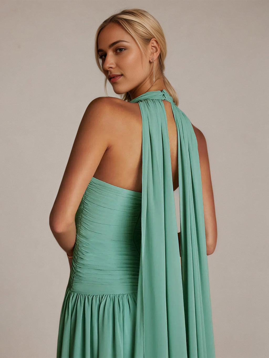 Abito verde a linea ad A in chiffon, collo halter, senza maniche, lunghezza fino al pavimento