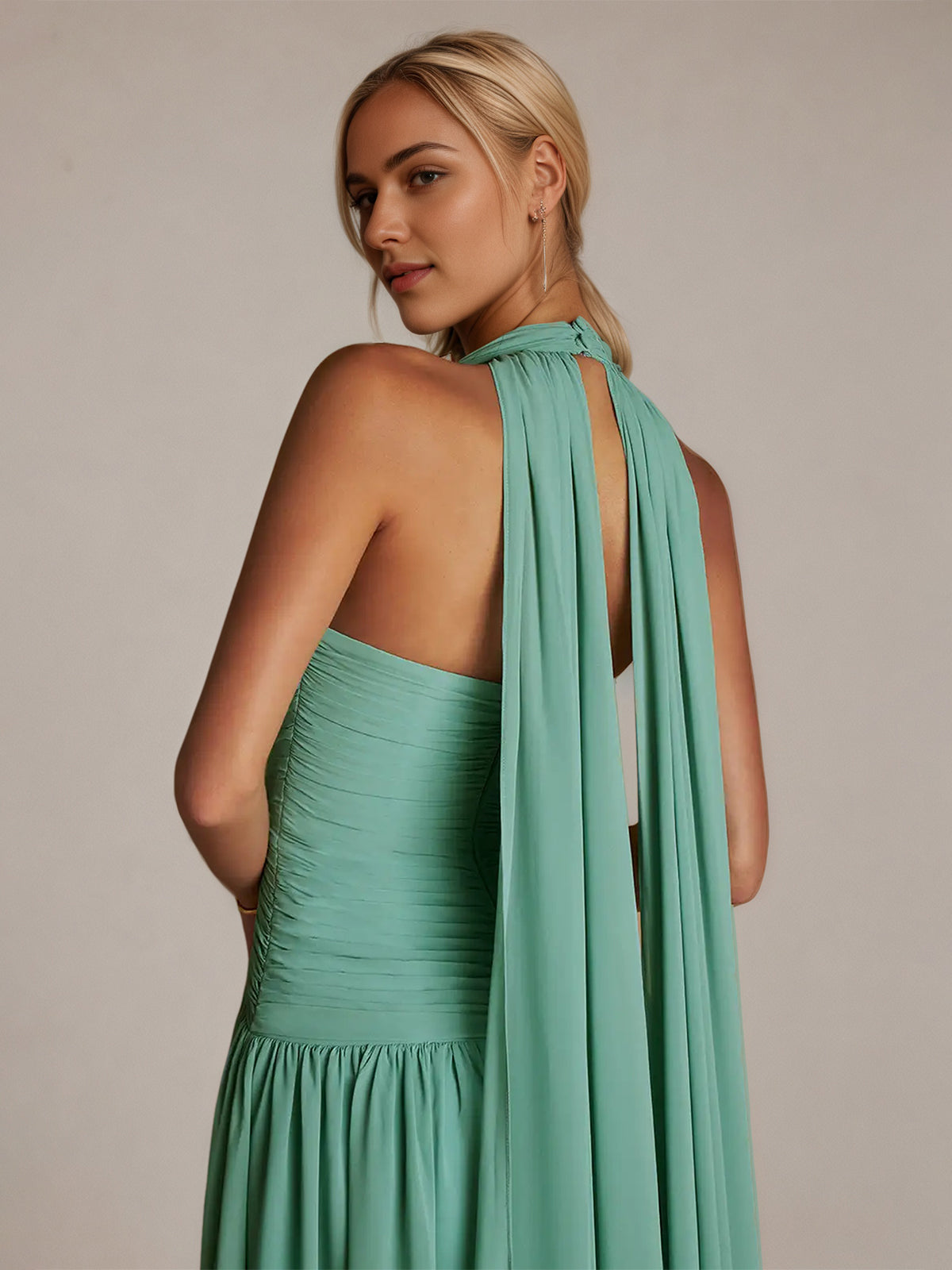 Abito verde a linea ad A in chiffon, collo halter, senza maniche, lunghezza fino al pavimento