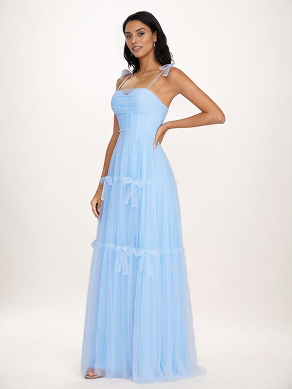 Abito da damigella azzurro cielo in tulle a linea A con spalline sottili, senza maniche, lunghezza fino a terra e fiocco
