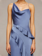 Schieferblaues Etuikleid/Säulenkleid aus Satin, asymmetrisch, ärmellos, bodenlang mit Rüschen