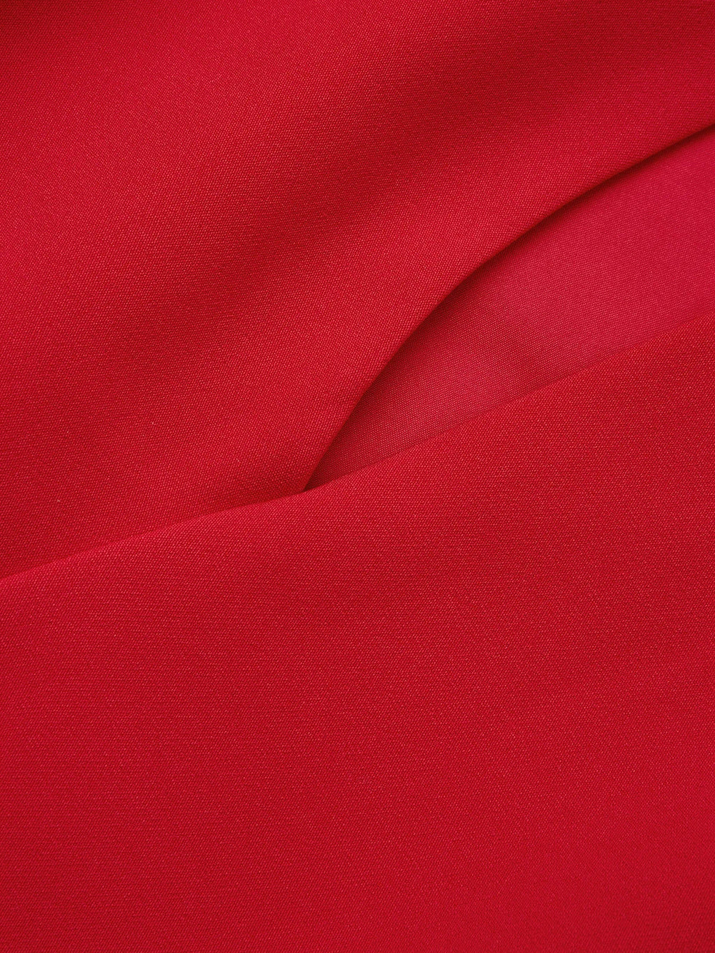 Vestido rojo de corte columna de crepé elástico con escote redondo y mangas cortas, largo hasta la media pierna
