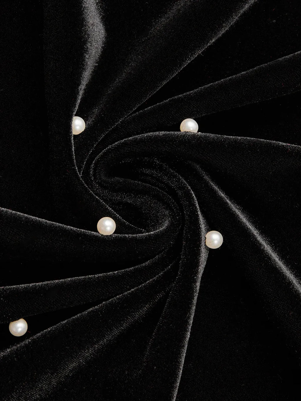 Vestido largo de terciopelo negro línea A con cuello alto de cuentas y mangas tres cuartos
