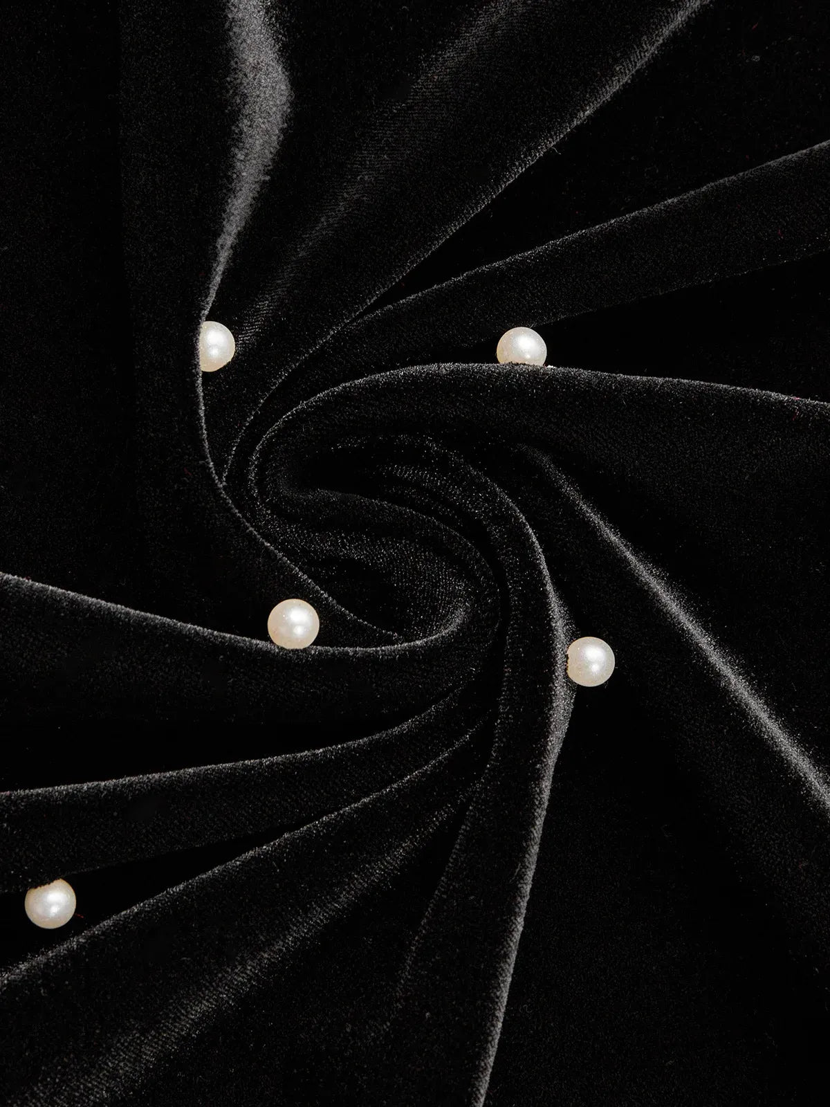 Vestido largo de terciopelo negro línea A con cuello alto de cuentas y mangas tres cuartos