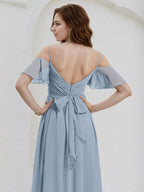 Vestido de madrinha azul claro em chiffon corte evasê com alças finas e mangas com babados, comprimento até o chão