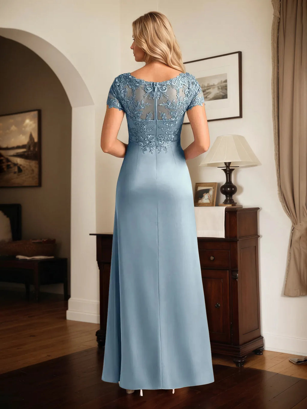 Robe longue en satin en ligne A avec col en V, manches courtes et appliques