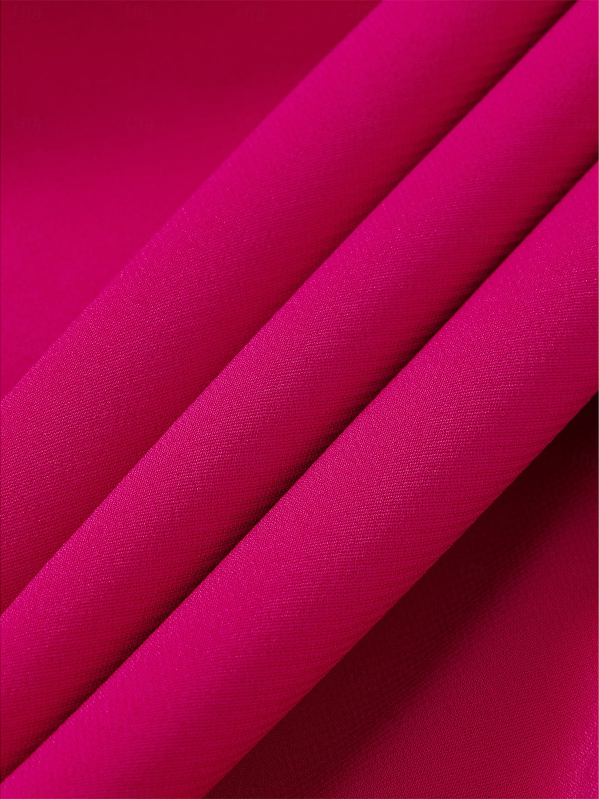 Vestido curto de mãe da noiva em crepe stretch fúcsia, linha A, ombro a ombro e mangas curtas, comprimento chá