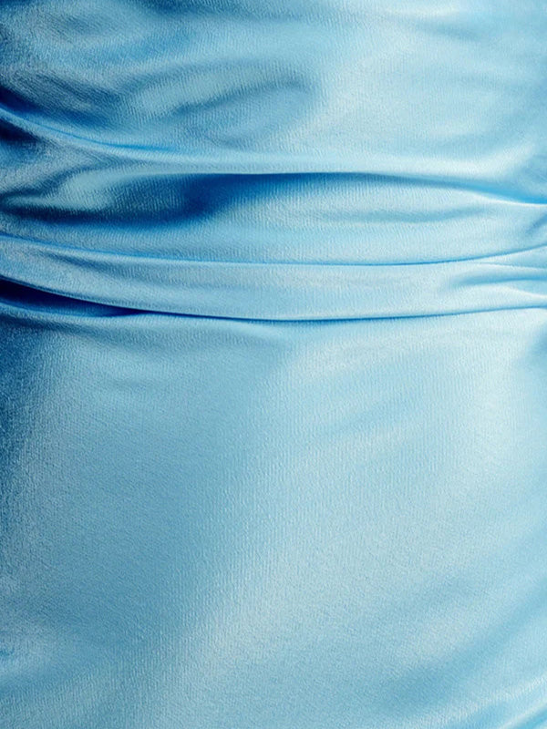 Abito lungo a guaina/colonna in raso azzurro iceberg con spalline sottili senza maniche