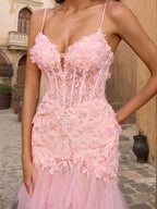 Abito lungo rosa a tubino con scollo a V, corsetto a balze, perline e spacco