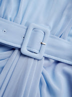 Vestido largo azul claro de gasa fruncida con cuello redondo y mangas cortas en línea A