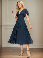 Vestido de chiffon em linha A, comprimento tea, decote em V e babados em cascata