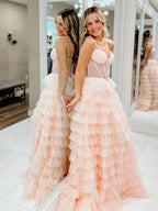 Vestido largo línea A rosa con tirantes finos y volantes de tul para baile de graduación