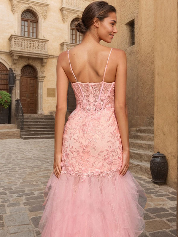 Abito lungo rosa a tubino con scollo a V, corsetto a balze, perline e spacco