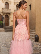 Abito lungo rosa a tubino con scollo a V, corsetto a balze, perline e spacco