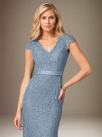 Vestido longo azul acinzentado de chiffon com decote em V, mangas curtas e aplicações