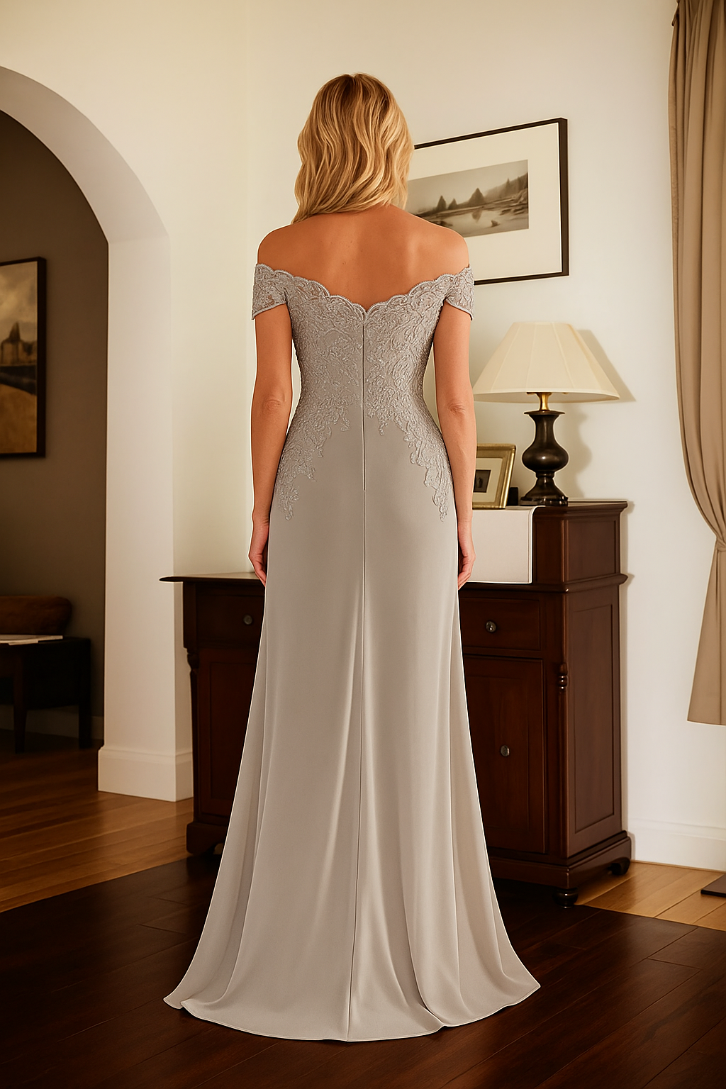 Vestido elegante de madre de la novia en tono topo, tipo columna, sin hombros y con encaje