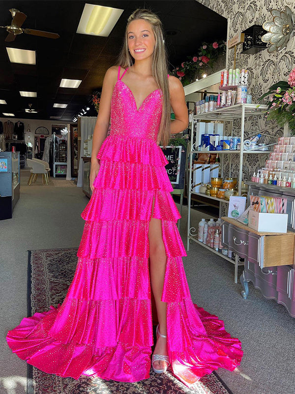 Vestido longo de baile rosa fúcsia com glitter, alças finas e babados, com fenda