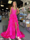 Vestido longo de baile rosa fúcsia com glitter, alças finas e babados, com fenda